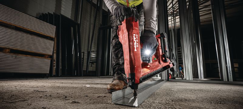 BX 4-IF-22 Accu-betontacker (Afbouw uitvoering) Accuschiethamer met Nuron-accu voor het bevestigen van metal stud profielen en andere materialen op beton, staal en metselwerk Toepassingen 1