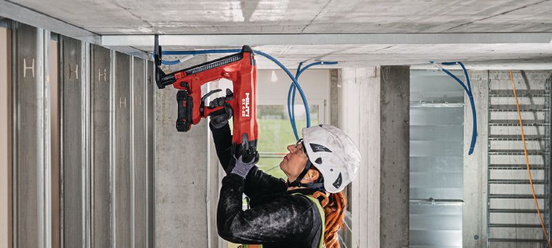 BX 4-IF-22 Accu-betontacker (Afbouw uitvoering) Accuschiethamer met Nuron-accu voor het bevestigen van metal stud profielen en andere materialen op beton, staal en metselwerk Toepassingen 1